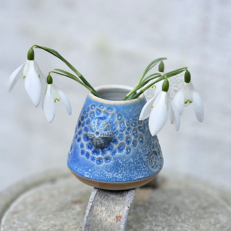 Mini fossilvase blå og hvid