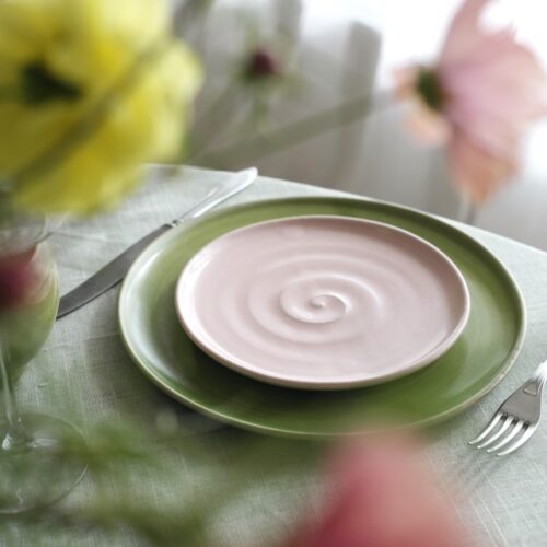 dækket bord med tallerkner